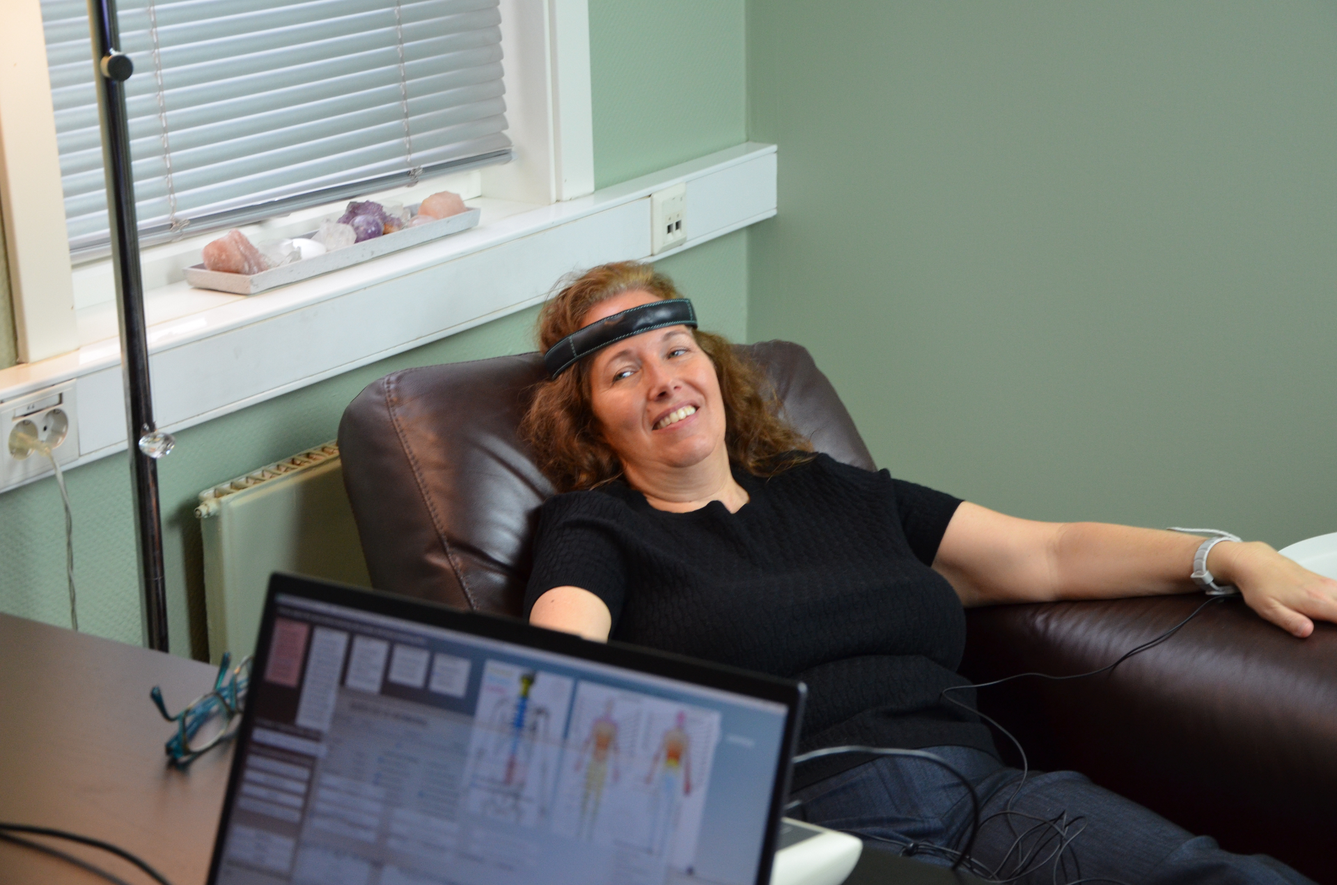Avslappet person under Quantum Biofeedback